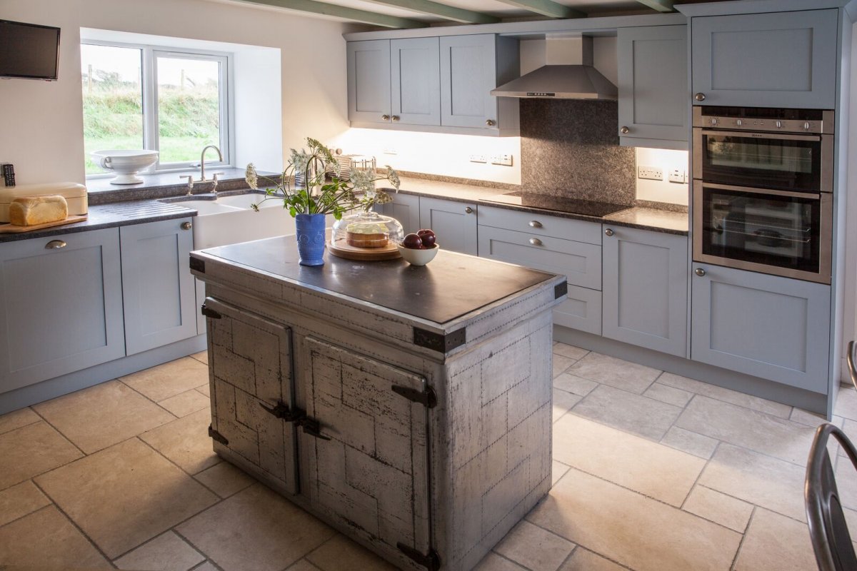 Hen Felin - well equipped kitchen with island